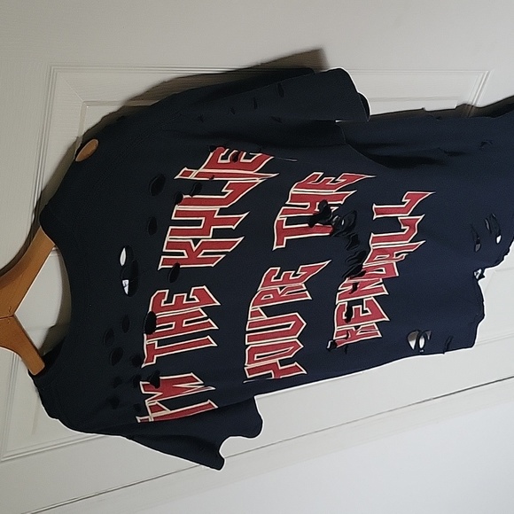 Kylie & Kendall Distressed Tee 📸 - Picture 8 of 10